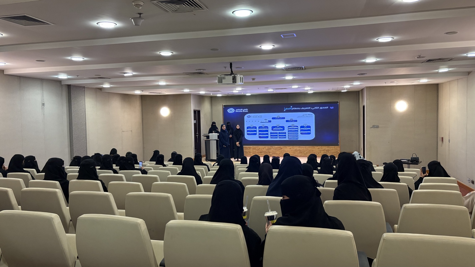 اللقاء التعريفي بشطر الطالبات