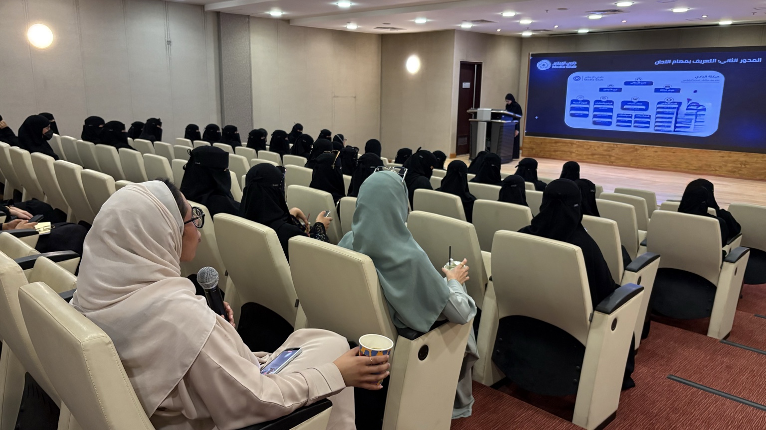جانب من اللقاء التعريفي بشطر الطالبات